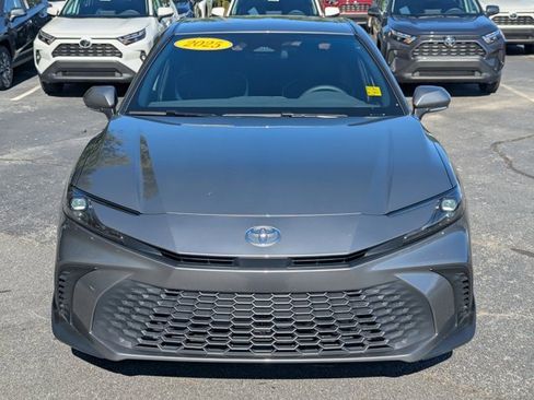 Used 2025 Toyota Camry SE image 2