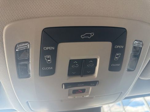 Certified 2025 Toyota Sienna XLE FWD image 22