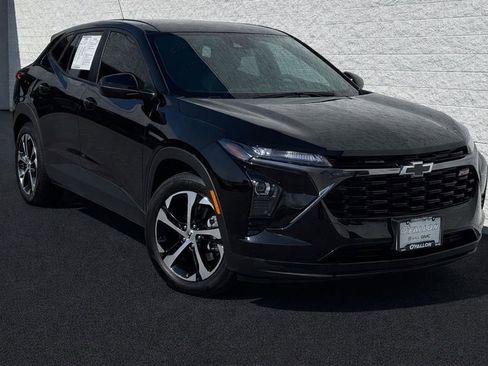 Used 2025 Chevrolet Trax RS w/ Driver Confidence Package image 1