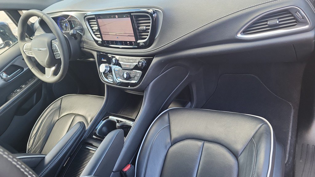 Used 2026 Chrysler Pacifica Limited FWD image 19