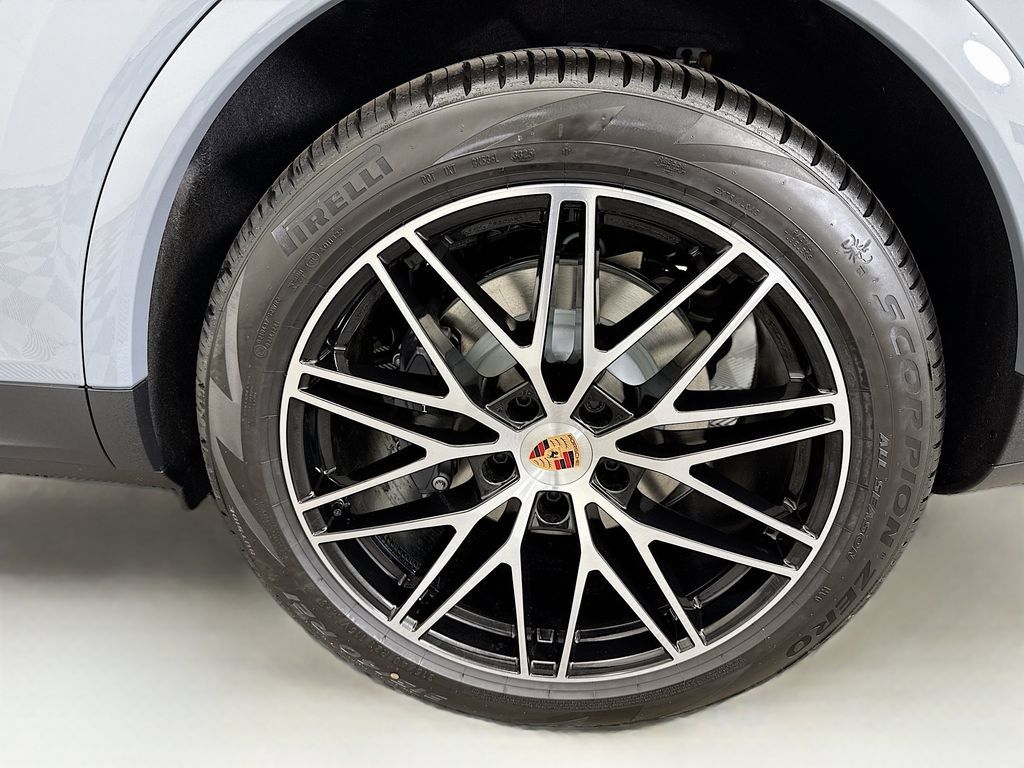 Used 2026 Porsche Cayenne AWD/4WD image 32