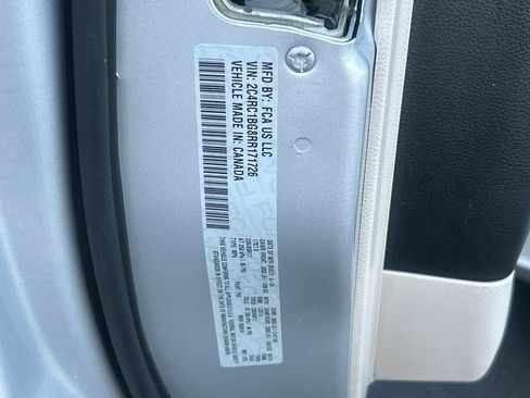 Used 2024 Chrysler Pacifica Touring-L FWD image 29