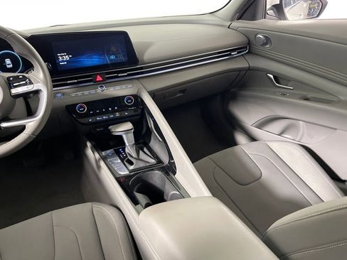 Certified 2025 Hyundai Elantra SEL FWD image 17