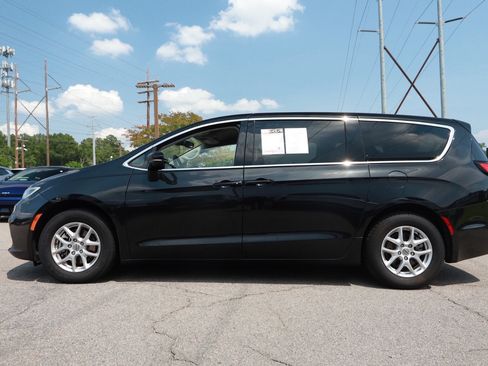 Used 2024 Chrysler Pacifica Touring-L FWD image 2