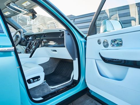 Used 2022 Rolls-Royce Cullinan Black Badge w/ Dark Exterior Package image 15