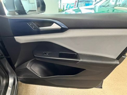 Used 2022 Volkswagen Taos SE w/ Panoramic Sunroof Package image 39