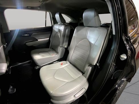 Used 2023 Toyota Highlander XLE AWD/4WD image 21