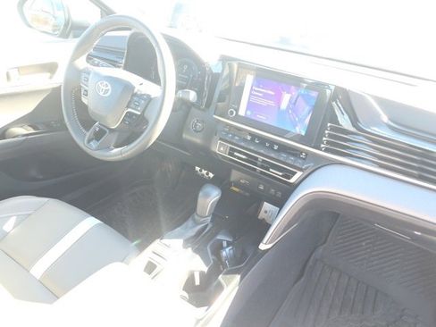 Used 2025 Toyota Camry SE image 10