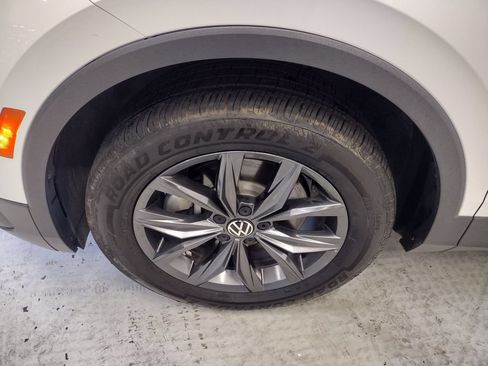 Certified 2022 Volkswagen Tiguan SE FWD image 6