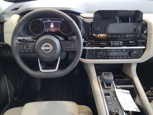 New 2025 Nissan Pathfinder SL image 9