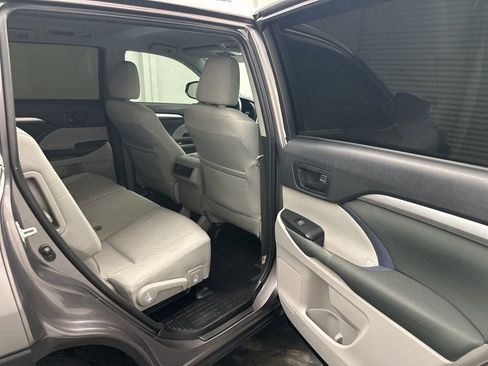 Used 2019 Toyota Highlander LE image 7