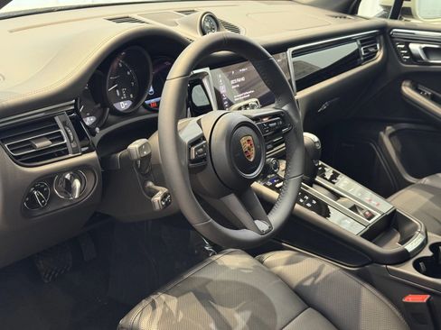 Certified 2025 Porsche Macan Turbo image 4