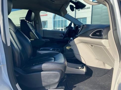 Certified 2023 Chrysler Pacifica Touring-L image 29
