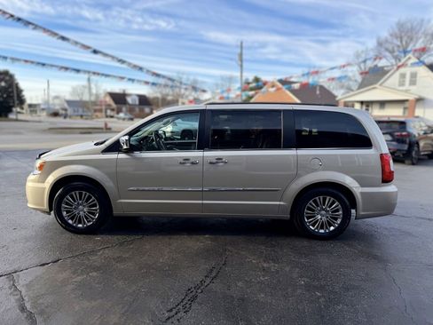 Used 2014 Chrysler Town & Country Touring-L w/ Trailer Tow Group FWD image 5