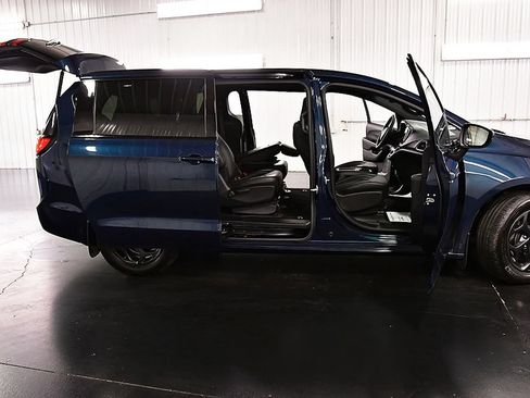 Used 2023 Chrysler Pacifica Touring-L w/ S Appearance Package FWD image 30