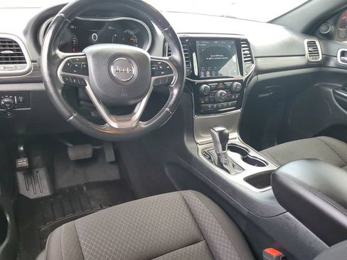 Used 2020 Jeep Grand Cherokee Laredo w/ 18" Wheel & 8.4" Radio Group AWD/4WD image 10