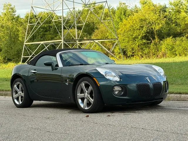 Used 2009 Pontiac Solstice GXP w/ Premium Package RWD image 37