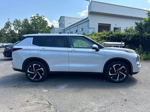 Used 2024 Mitsubishi Outlander 4WD Plug-In Hybrid image 4