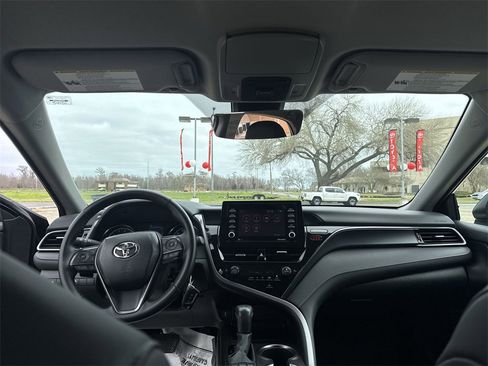 Used 2024 Toyota Camry SE image 30