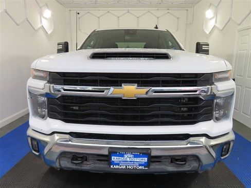 Used 2025 Chevrolet Silverado 2500 LT AWD/4WD image 3