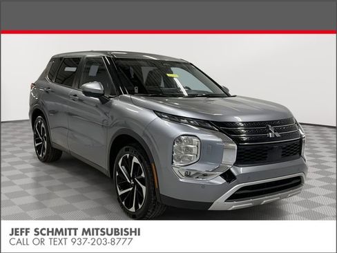 Used 2024 Mitsubishi Outlander SE image 1