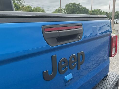 Used 2023 Jeep Gladiator Sport AWD/4WD image 15