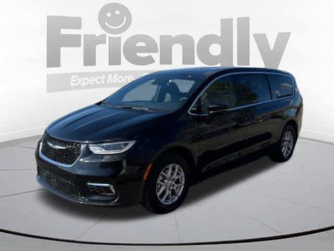 Used 2025 Chrysler Pacifica Select image 9