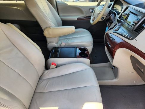 Used 2013 Toyota Sienna XLE FWD image 13