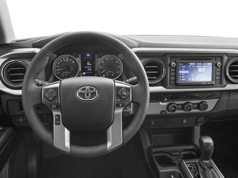 Used 2017 Toyota Tacoma TRD Off-Road w/ Premium & Technology Package AWD/4WD image 4