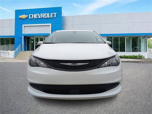 Used 2022 Chrysler Voyager LX image 8