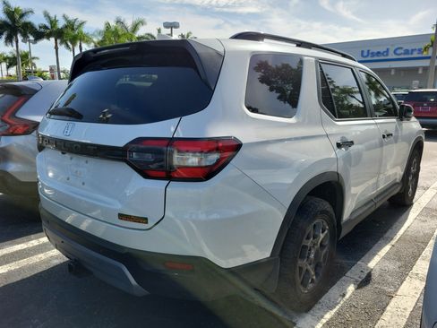 Used 2025 Honda Pilot TrailSport image 3