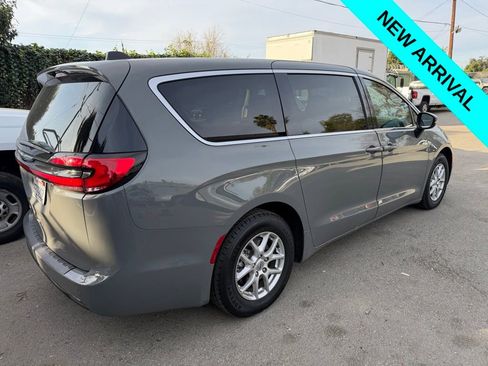 Used 2023 Chrysler Pacifica Touring-L image 3