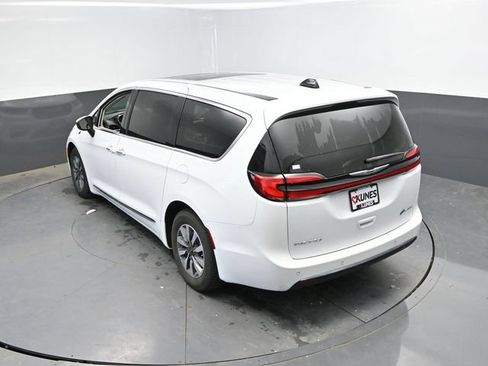 Used 2023 Chrysler Pacifica Limited FWD image 46