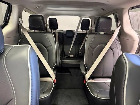 Used 2024 Chrysler Pacifica Limited FWD image 21