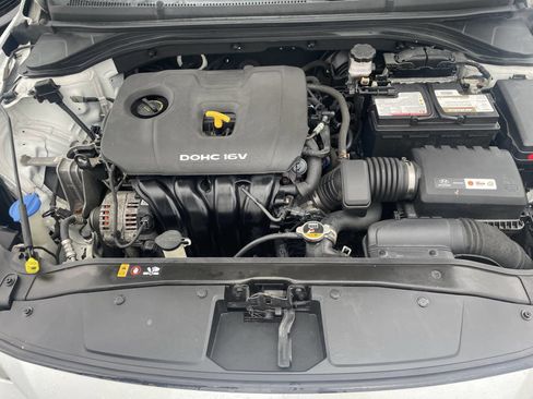 Used 2017 Hyundai Elantra SE image 15