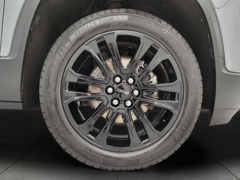 Used 2023 GMC Acadia SLE w/ Driver Convenience Package image 4