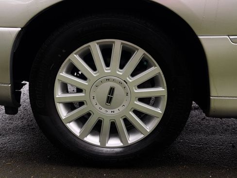 Used 2005 Lincoln Town Car Signature image 53