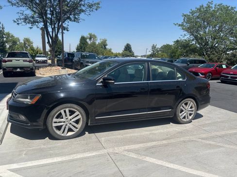 Used 2017 Volkswagen Jetta SEL FWD image 3