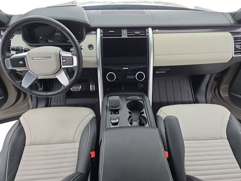 Certified 2024 Land Rover Discovery Metropolitan Edition image 9