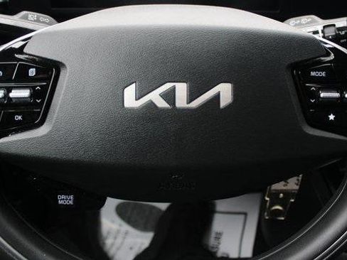 Used 2024 Kia Niro LX image 11
