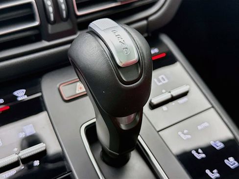Certified 2024 Porsche Macan AWD/4WD image 21