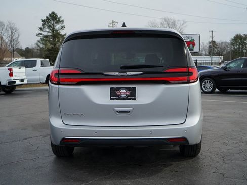 Used 2024 Chrysler Pacifica Touring-L image 30