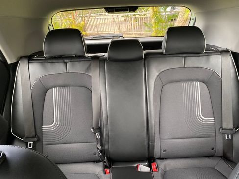 Used 2025 Hyundai Venue Limited FWD image 36
