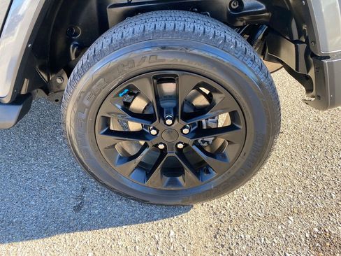 Used 2022 Jeep Wrangler Unlimited Sahara image 30