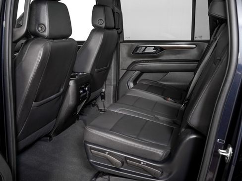 Used 2025 Chevrolet Suburban Z71 AWD/4WD image 13