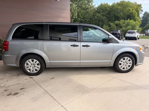 Used 2020 Dodge Grand Caravan SE w/ UConnect Hands-Free Group FWD image 8
