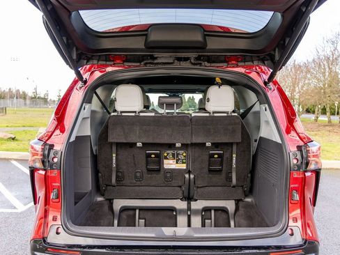 Used 2022 Toyota Sienna XSE FWD image 17