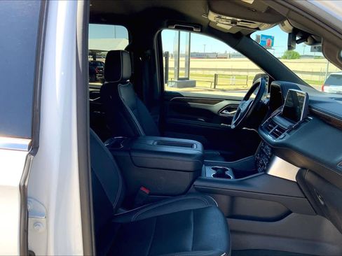 Used 2023 Chevrolet Suburban Premier image 9