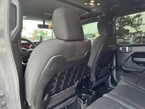 Used 2021 Jeep Wrangler Unlimited Rubicon w/ Xtreme Recon 35" Tire Package AWD/4WD image 17
