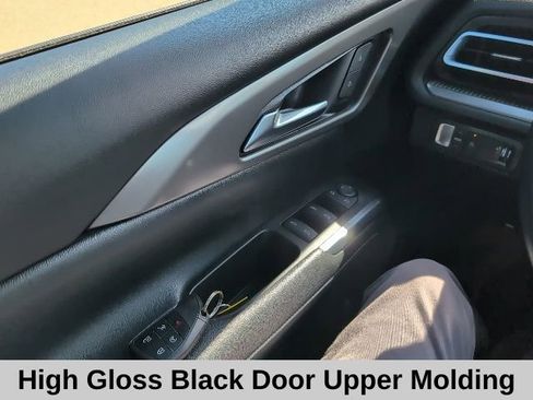 Used 2025 Chevrolet Traverse LT w/ Midnight/Sport Edition image 11